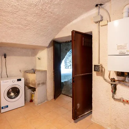 Francesca's House, Ospitar Lägenhet